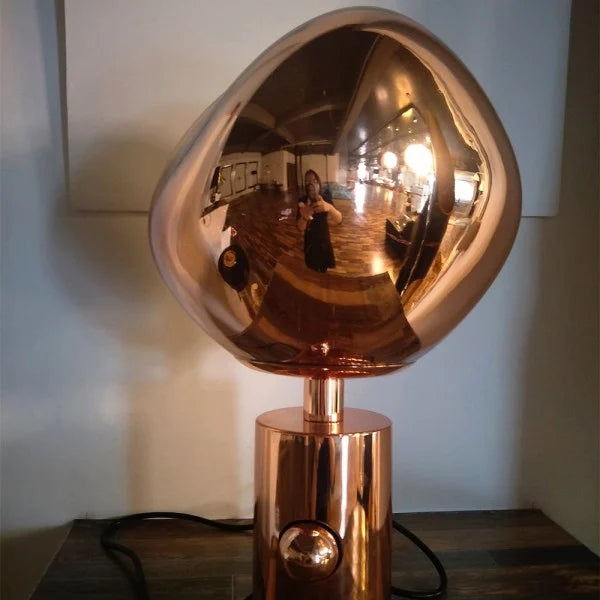 Melt Collection | Przytulna, designerska lampa stołowa do nowoczesnych wnętrz z efektem topienia