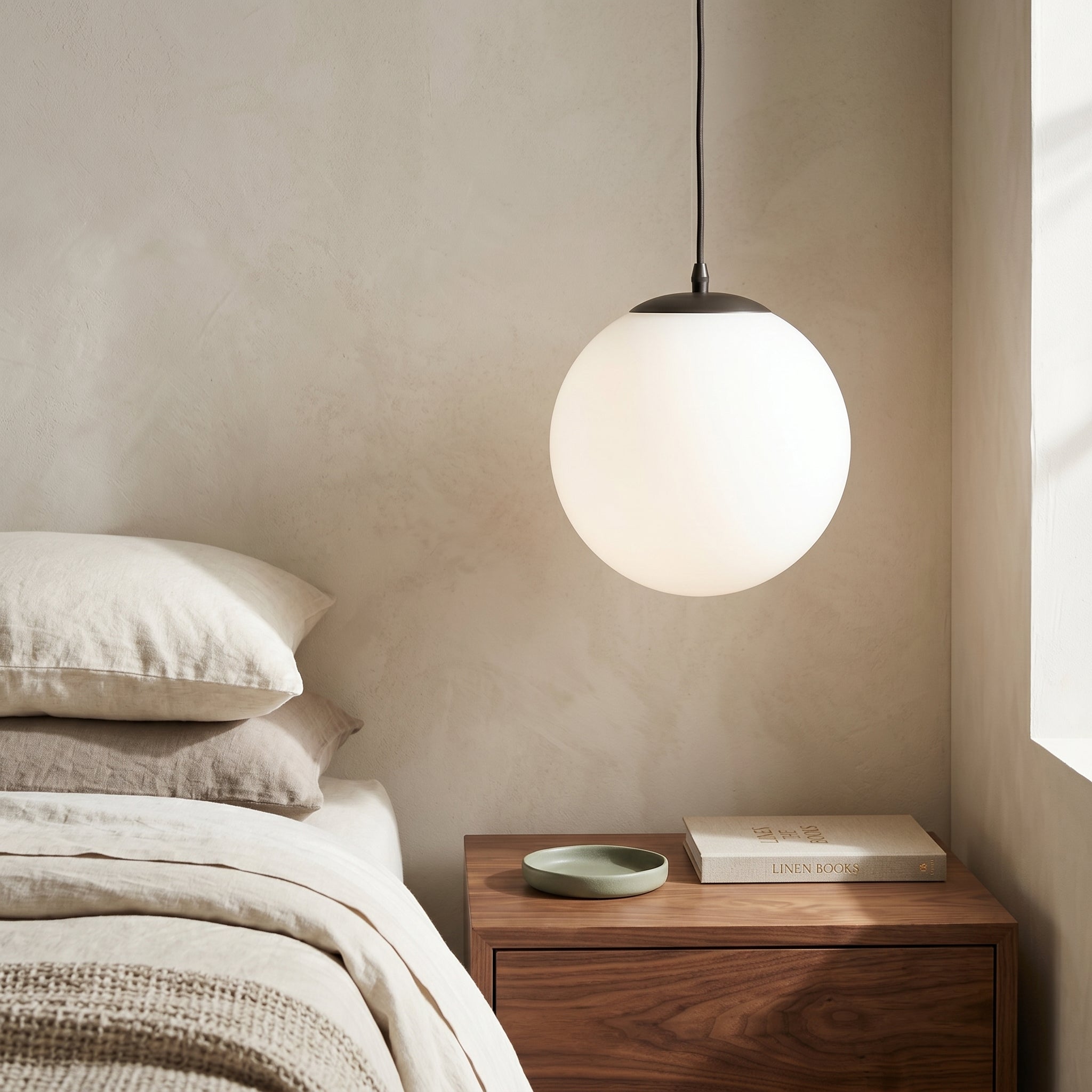 Lumen Globe | Lampa wisząca z mlecznego szkła z regulowanym przewodem do salonu i jadalni