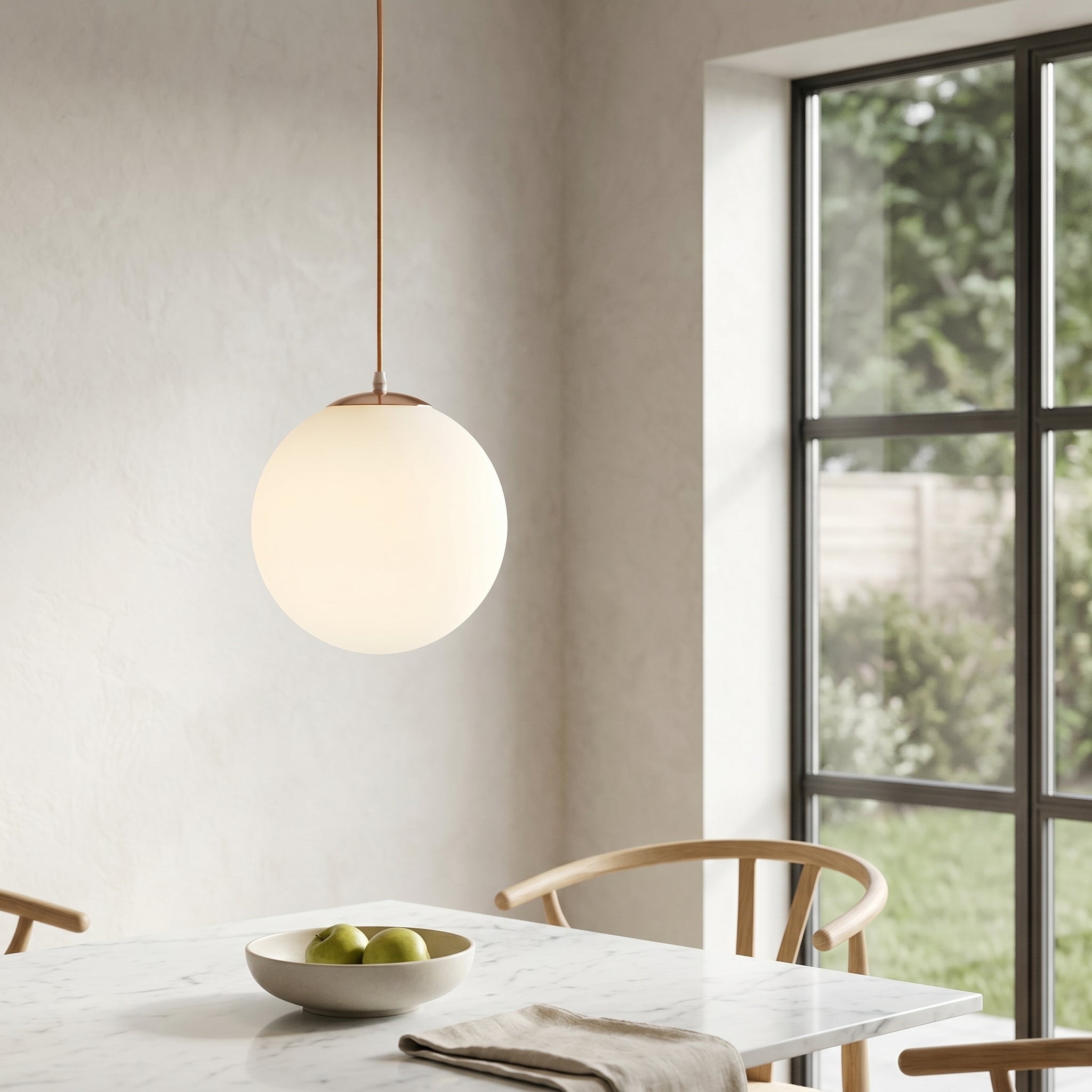 Lumen Globe | Lampa wisząca z mlecznego szkła z regulowanym przewodem do salonu i jadalni