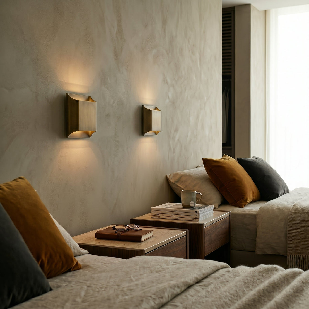Nowoczesny Mosiężny Kinkiet Ścienny | Elegancka Lampa ze Stożkowym Kloszem