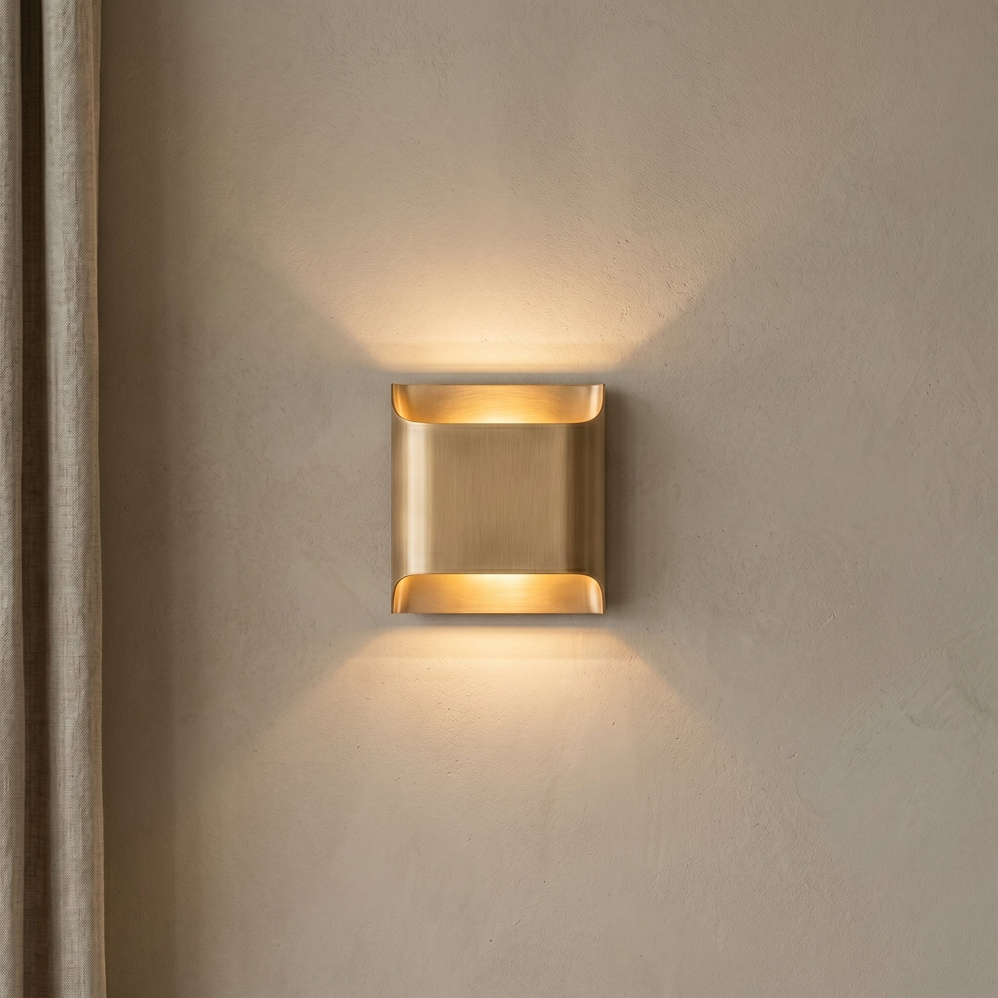 Nowoczesny Mosiężny Kinkiet Ścienny | Elegancka Lampa ze Stożkowym Kloszem