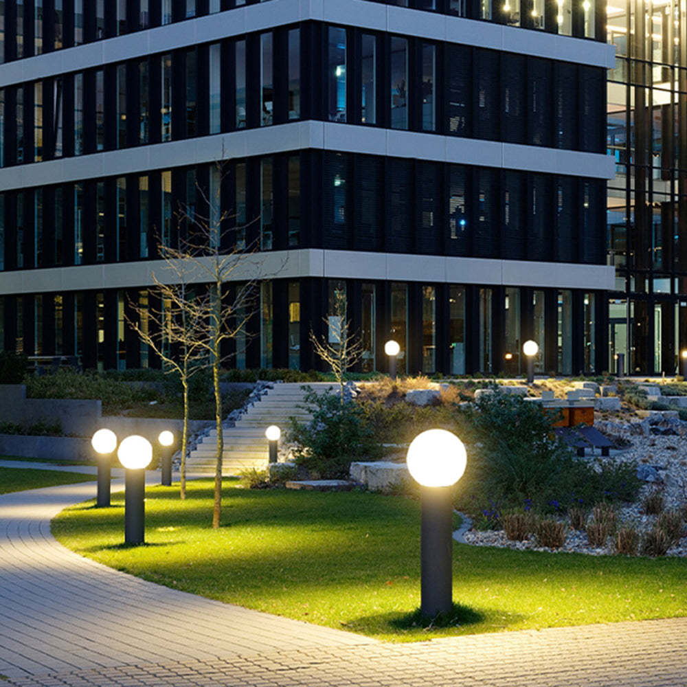 Nowoczesna Zewnętrzna Lampa LED ze Smukłej Metalowej Konstrukcji do Oświetlenia Ścieżek