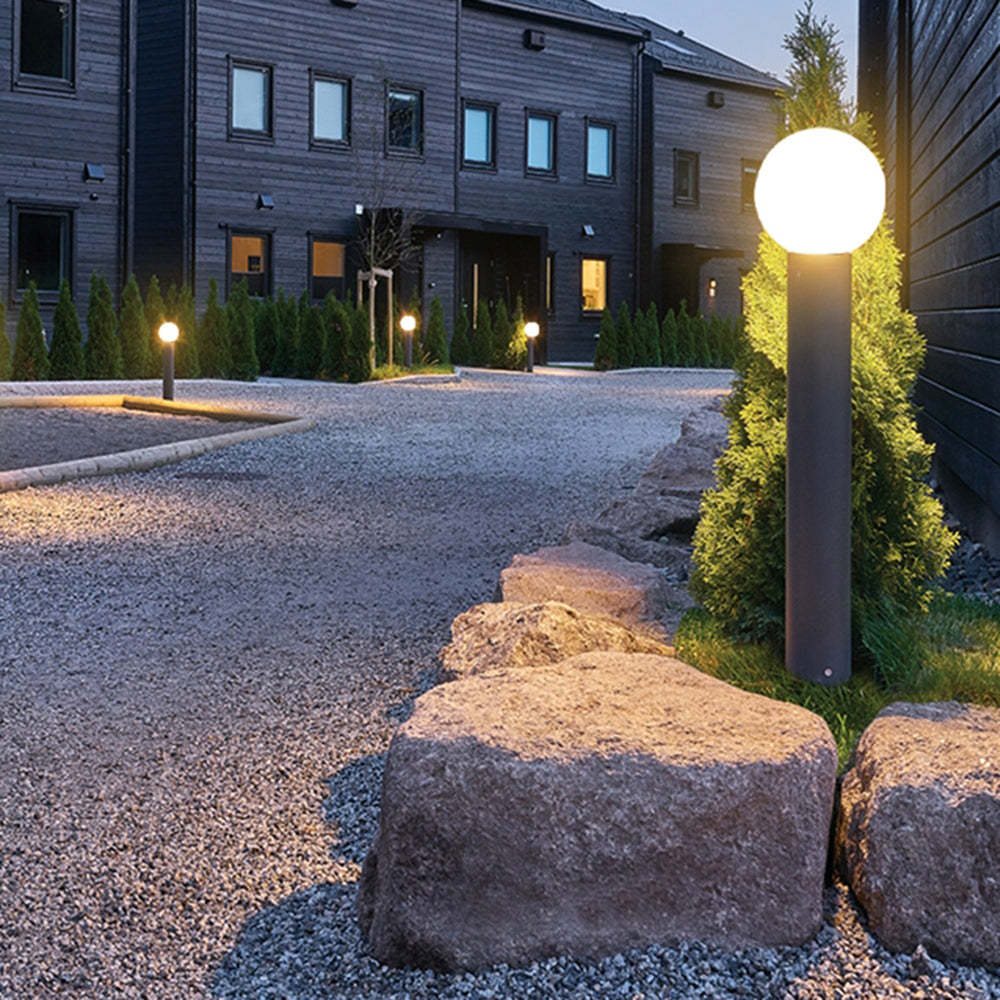 Nowoczesna Zewnętrzna Lampa LED ze Smukłej Metalowej Konstrukcji do Oświetlenia Ścieżek