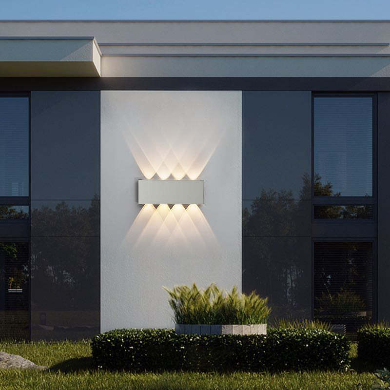Nowoczesny Kinkiet Zewnętrzny LED z Aluminium o Unikalnym Rozkładzie Światła