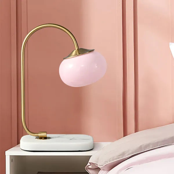Przytulna, elegancka lampa stołowa ze szkła i metalu do nowoczesnych wnętrz