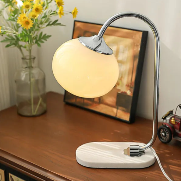Przytulna, elegancka lampa stołowa ze szkła i metalu do nowoczesnych wnętrz