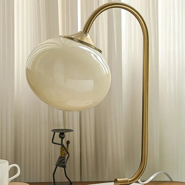 Przytulna, elegancka lampa stołowa ze szkła i metalu do nowoczesnych wnętrz