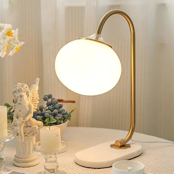Przytulna, elegancka lampa stołowa ze szkła i metalu do nowoczesnych wnętrz