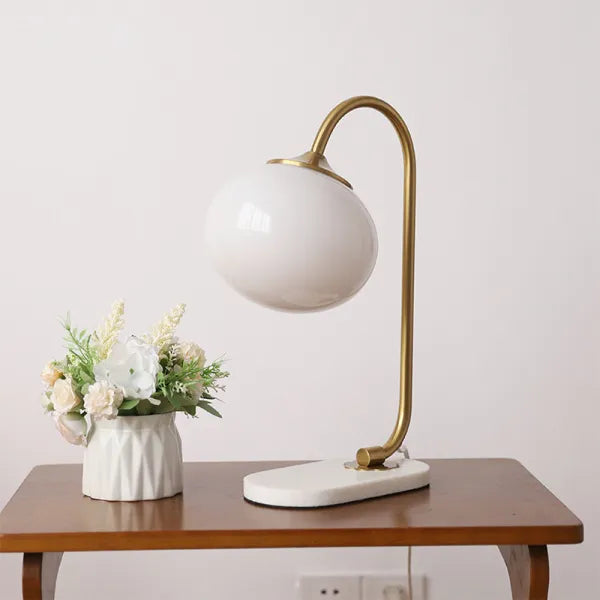 Przytulna, elegancka lampa stołowa ze szkła i metalu do nowoczesnych wnętrz
