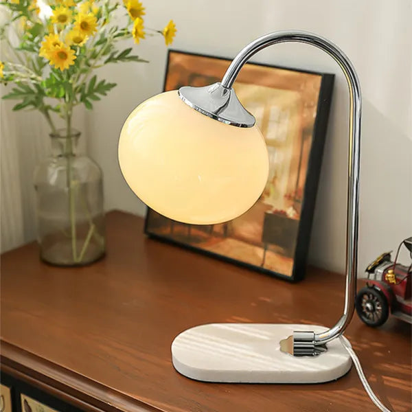 Przytulna, elegancka lampa stołowa ze szkła i metalu do nowoczesnych wnętrz