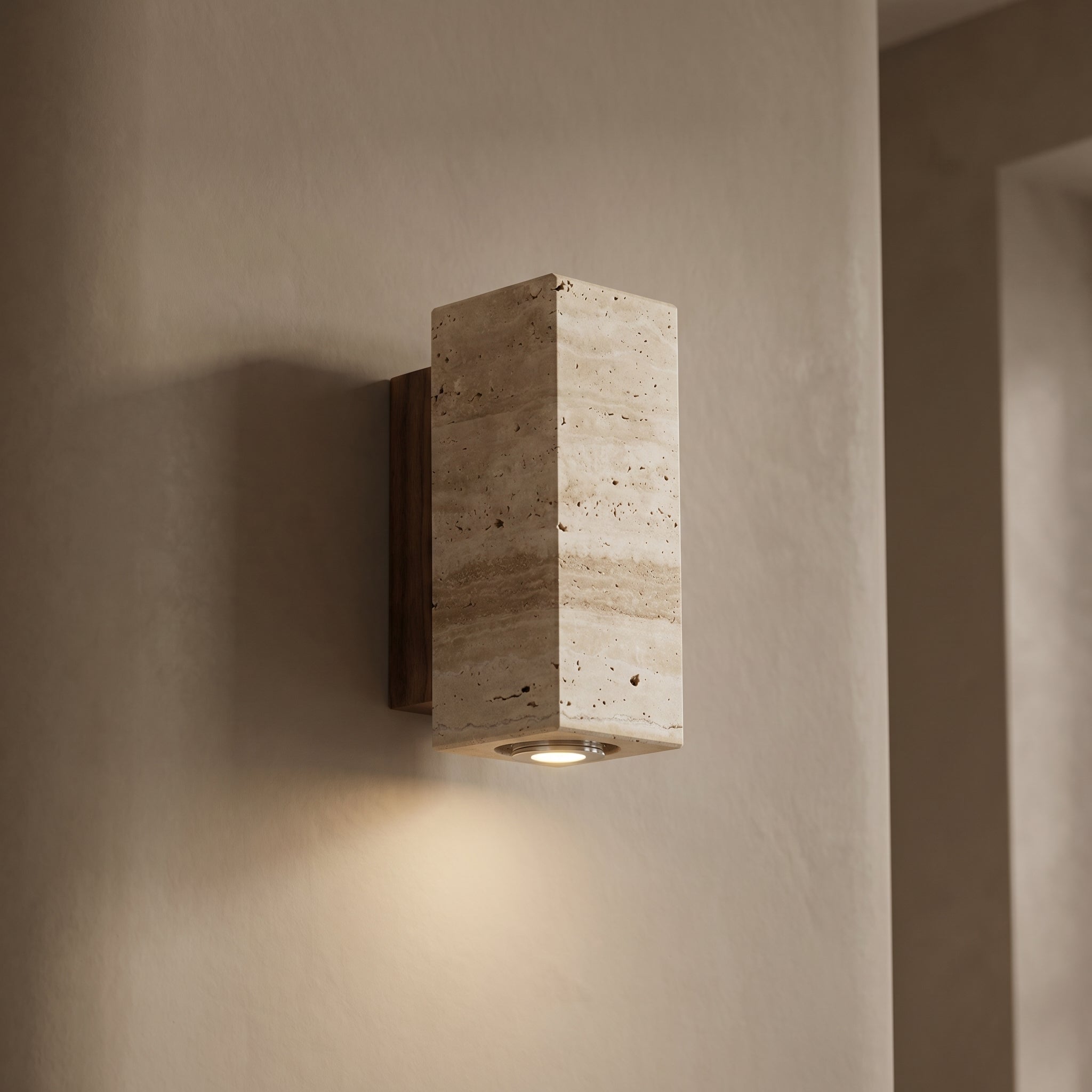 Natural Elegance | Lampa Ścienna z Naturalnego Trawertynu i Drewnianym Uchwytem