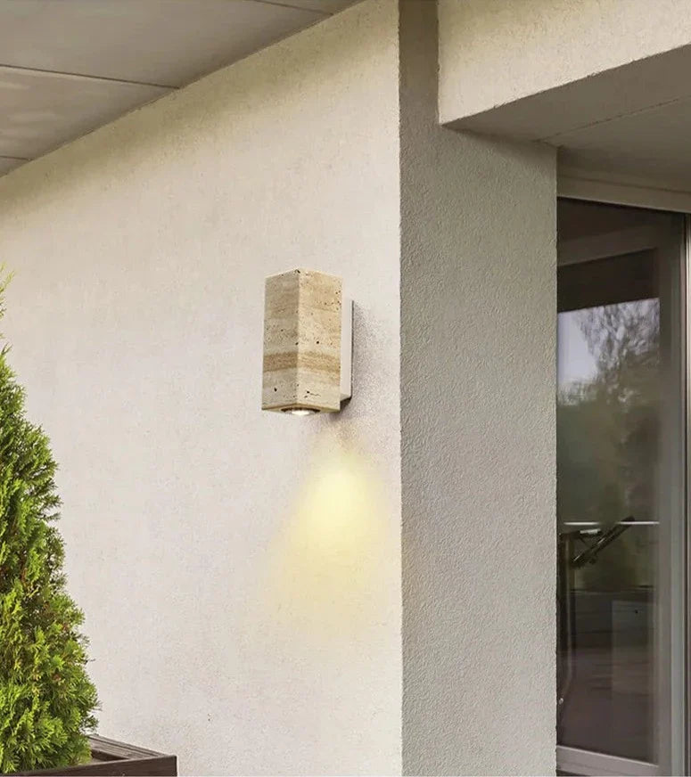 Natural Elegance | Lampa Ścienna z Naturalnego Trawertynu i Drewnianym Uchwytem