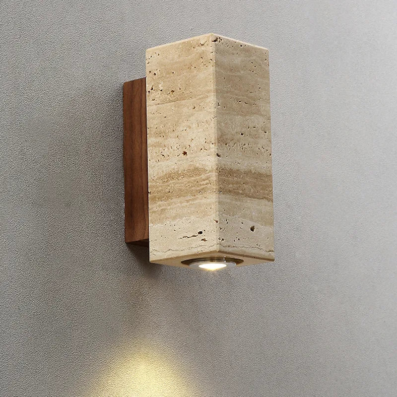 Natural Elegance | Lampa Ścienna z Naturalnego Trawertynu i Drewnianym Uchwytem