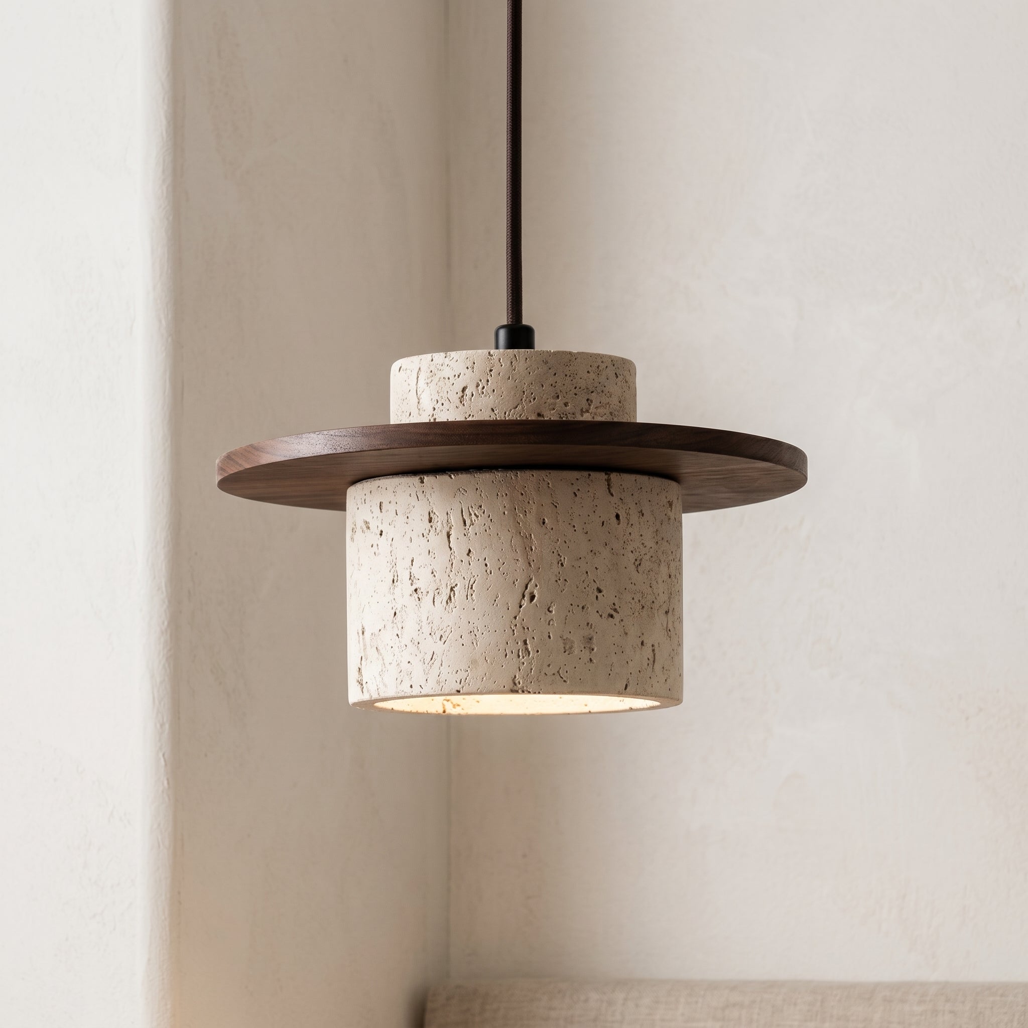 Lampa wisząca z naturalnego kamienia i orzechowym akcentem | Wyjątkowe oświetlenie nad wyspę kuchenną zapewniające ciepłą atmosferę