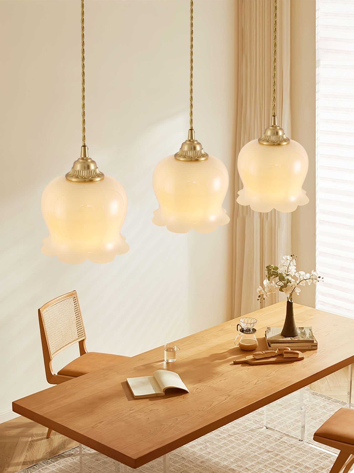 Nature's Glow | Przytulna, elegancka lampa wisząca z motywem kwiatowym do nowoczesnych wnętrz
