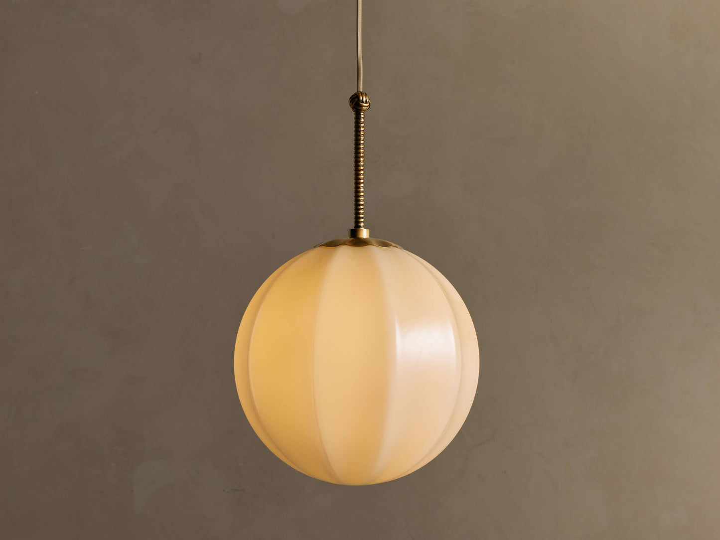 Lampa wisząca z ryflowanego szkła | Design w kształcie dzwonu z regulowaną wysokością | Nowoczesne oświetlenie do kuchni zapewniające skoncentrowane światło
