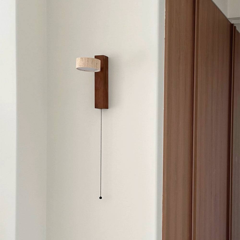 Ritta | Lampa ścienna z kloszem z żółtego trawertynu i drewnianym ramieniem | Eleganckie oświetlenie do nowoczesnych wnętrz
