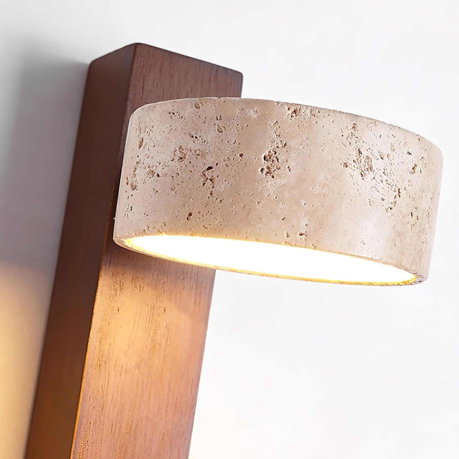 Ritta | Lampa ścienna z kloszem z żółtego trawertynu i drewnianym ramieniem | Eleganckie oświetlenie do nowoczesnych wnętrz