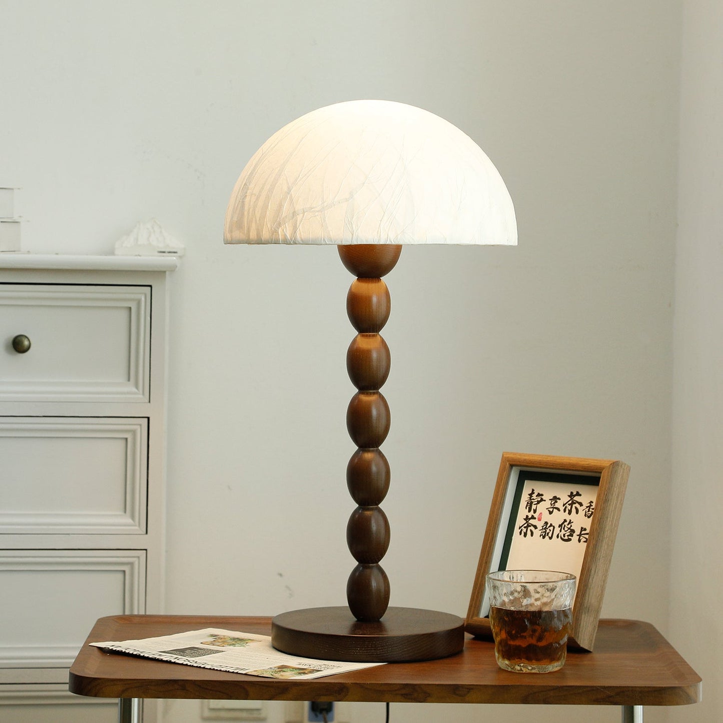 Satori | Lampa stołowa z papierowym kloszem i drewnianą podstawą | Eleganckie oświetlenie do sypialni dla przytulnych wnętrz