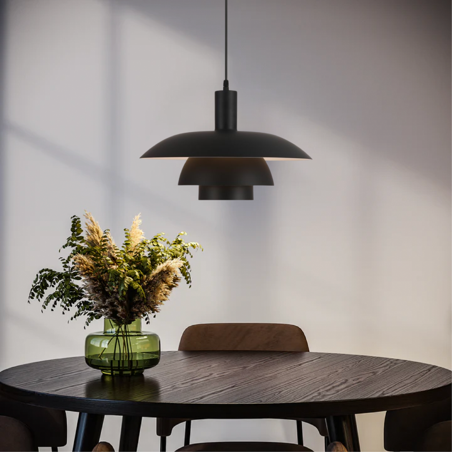 Styl skandynawski | Lampa wisząca w duńskim designie z delikatną poświatą ambientową | Minimalistyczne oświetlenie do eleganckich wnętrz