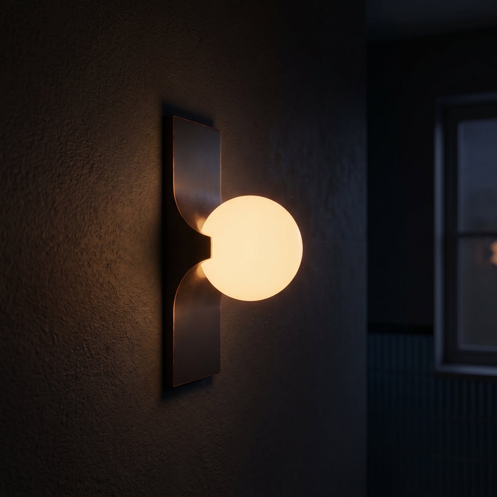Lumen Bridge | Mosiężna Lampa Ścienna z Kulistym Szklanym Kloszem