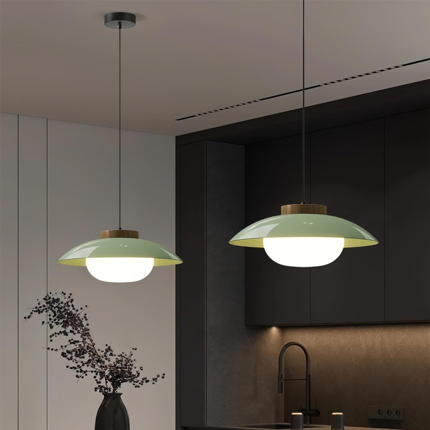 Kolekcja Sima | Lampa wisząca z regulowaną wysokością i kloszem w kształcie spodka | Nowoczesny design do wyspy kuchennej