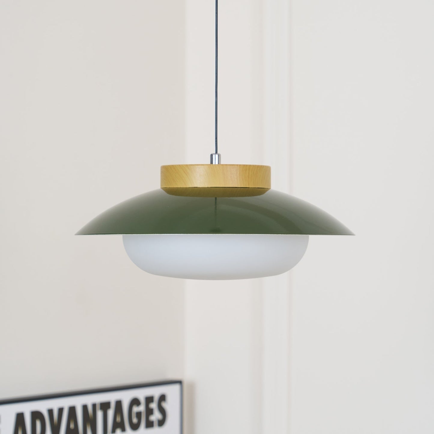 Kolekcja Sima | Lampa wisząca z regulowaną wysokością i kloszem w kształcie spodka | Nowoczesny design do wyspy kuchennej