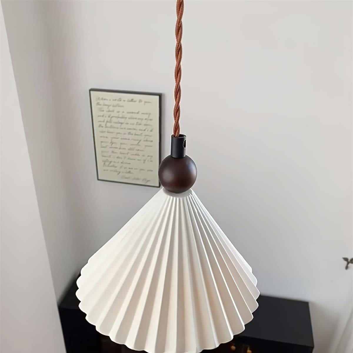Kolekcja Skyler | Lampa wisząca z plisowanym ceramicznym kloszem | Retro-nowoczesny design do stylowych wnętrz