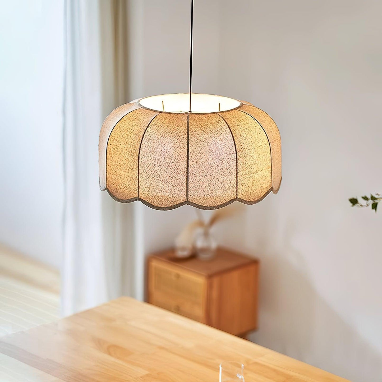 Sora | Lampa wisząca z naturalnej tkaniny i regulowaną wysokością | Eleganckie oświetlenie do kuchni dla spokojnych wnętrz
