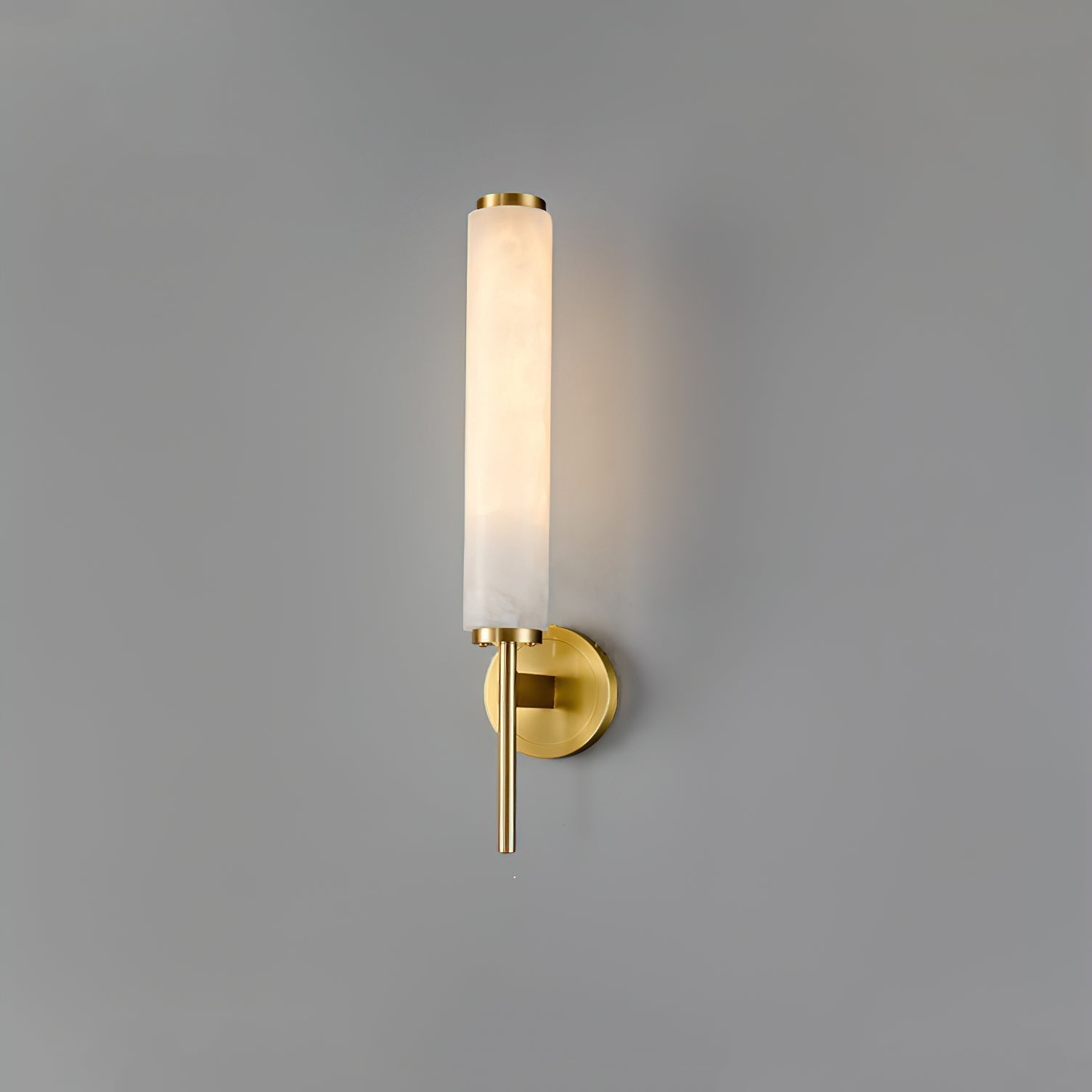 Vintage Art Deco | Lampa ścienna z mosiężnym wykończeniem i alabastrowym kloszem | Eleganckie oświetlenie do salonu i sypialni