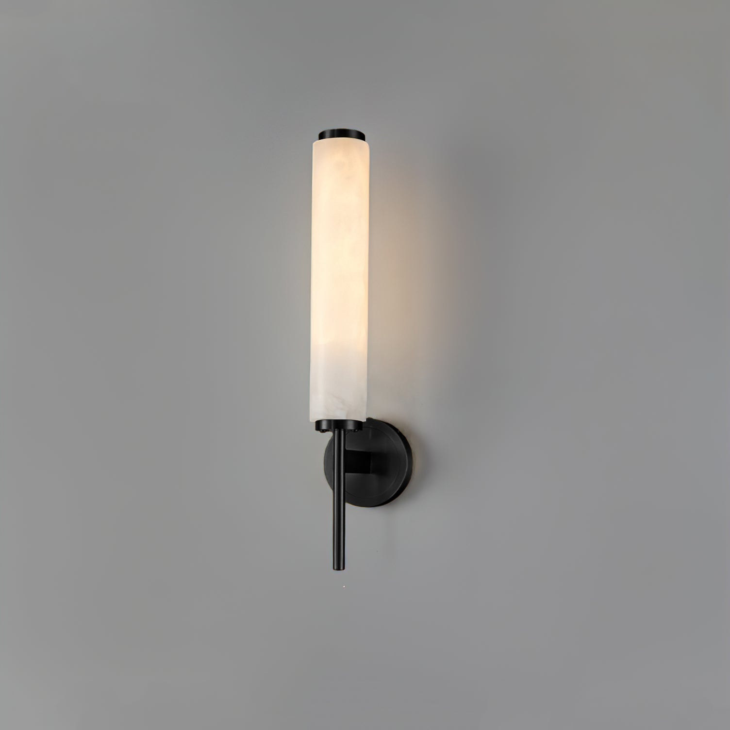 Vintage Art Deco | Lampa ścienna z mosiężnym wykończeniem i alabastrowym kloszem | Eleganckie oświetlenie do salonu i sypialni