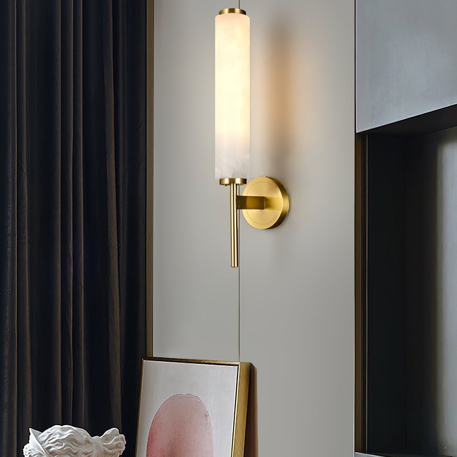 Vintage Art Deco | Lampa ścienna z mosiężnym wykończeniem i alabastrowym kloszem | Eleganckie oświetlenie do salonu i sypialni