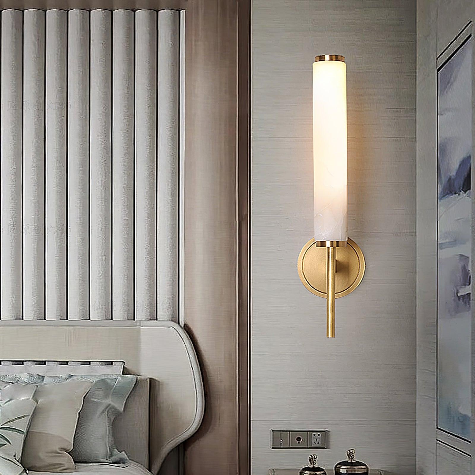 Vintage Art Deco | Lampa ścienna z mosiężnym wykończeniem i alabastrowym kloszem | Eleganckie oświetlenie do salonu i sypialni