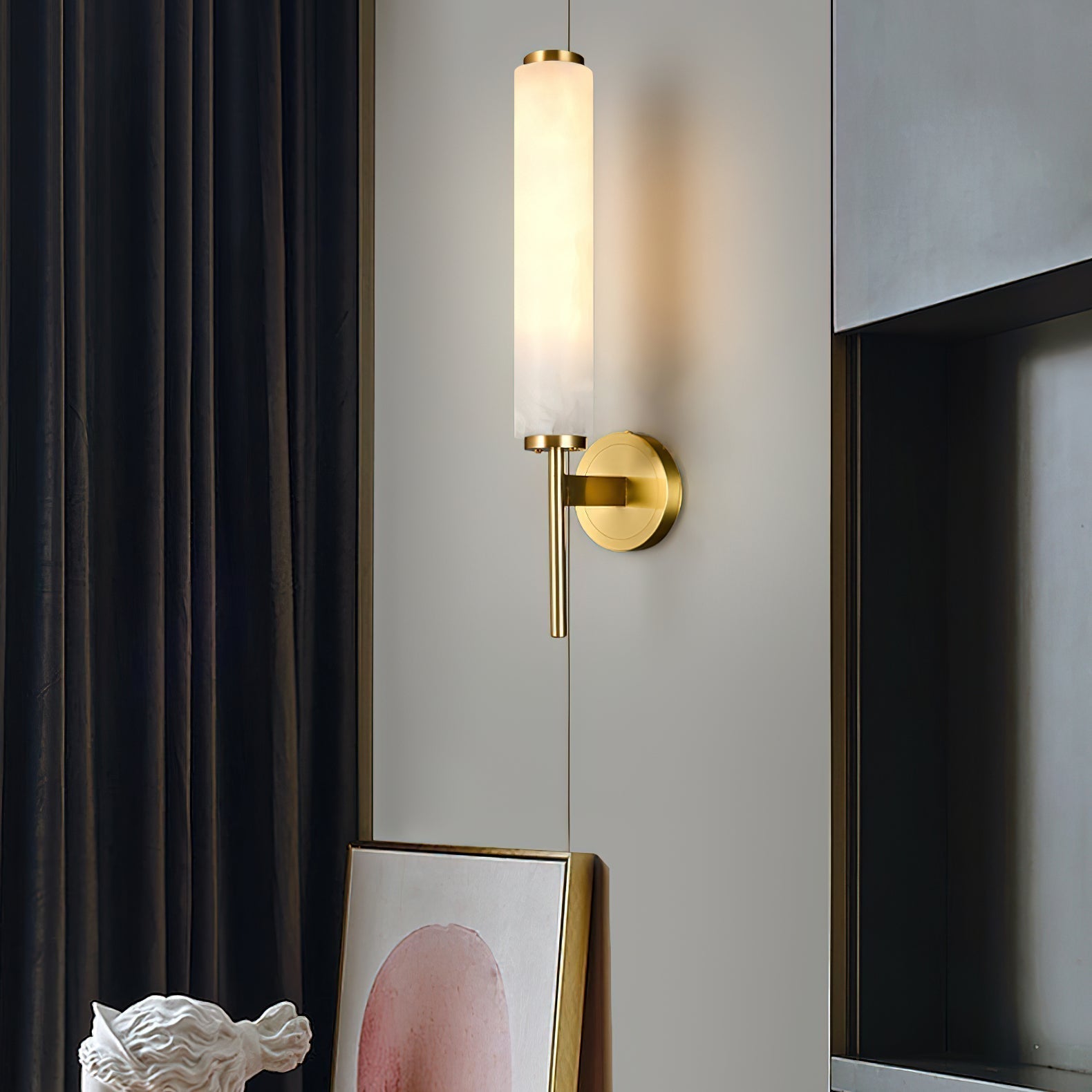 Vintage Art Deco | Lampa ścienna z mosiężnym wykończeniem i alabastrowym kloszem | Eleganckie oświetlenie do salonu i sypialni