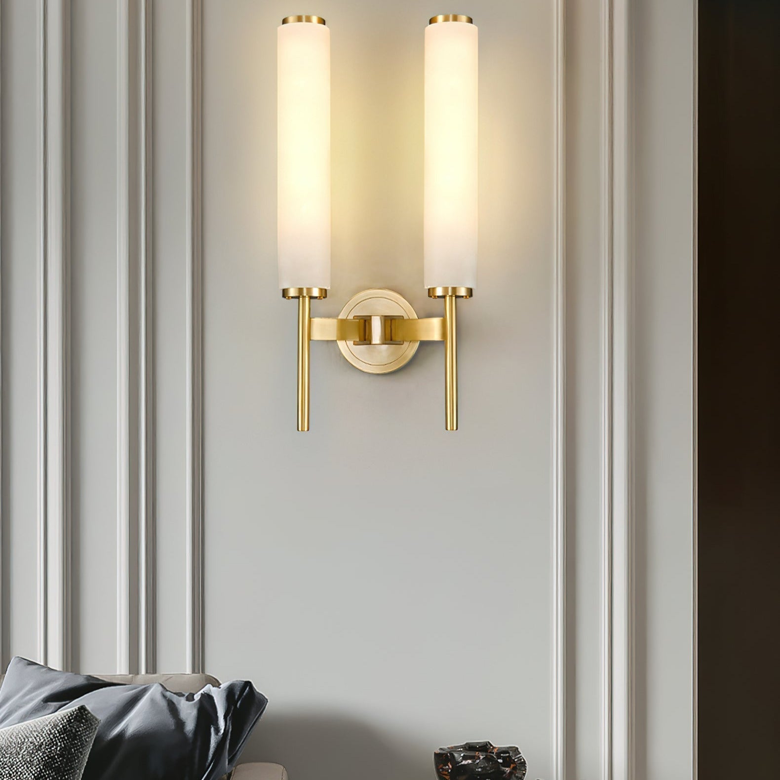 Vintage Art Deco | Lampa ścienna z mosiężnym wykończeniem i alabastrowym kloszem | Eleganckie oświetlenie do salonu i sypialni