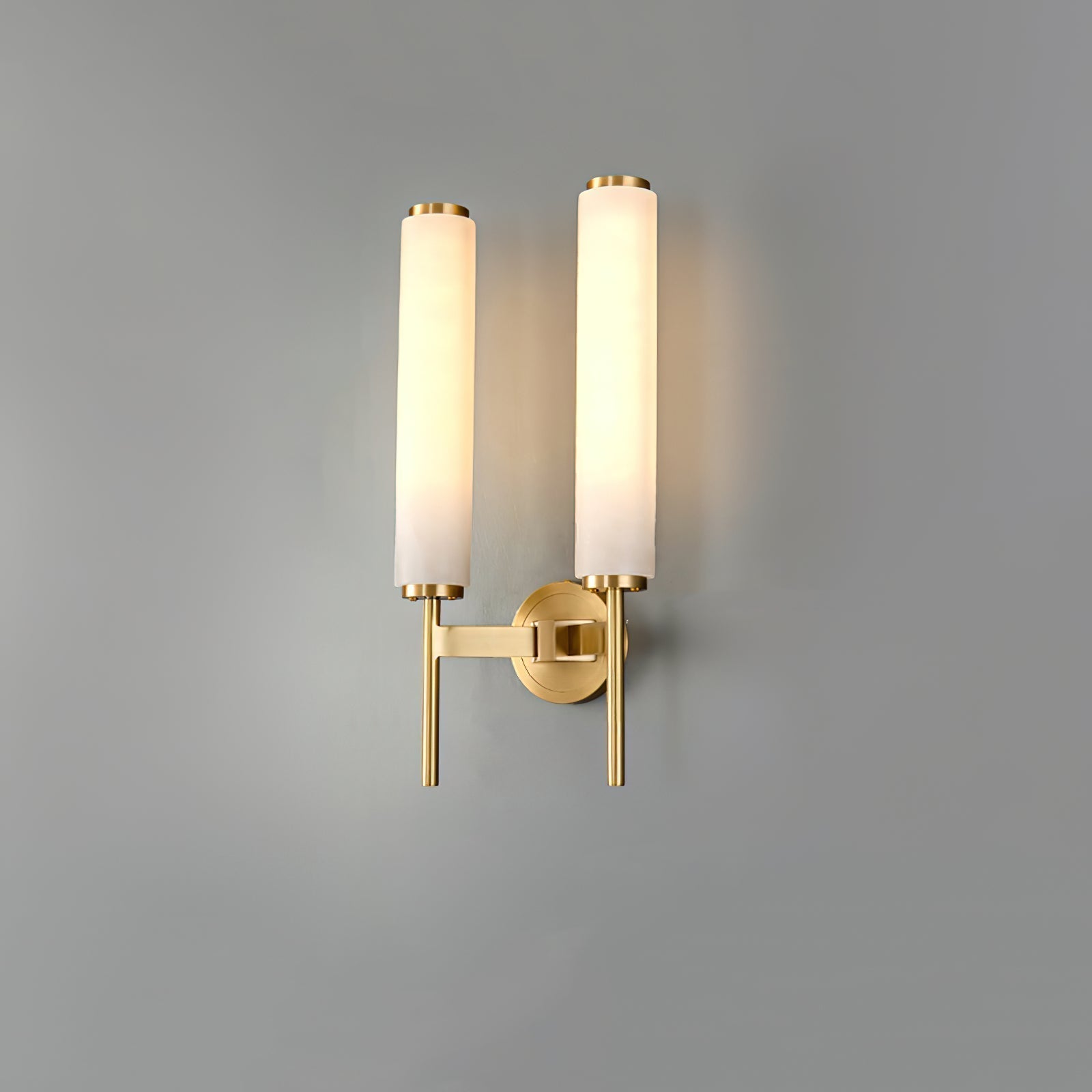 Vintage Art Deco | Lampa ścienna z mosiężnym wykończeniem i alabastrowym kloszem | Eleganckie oświetlenie do salonu i sypialni