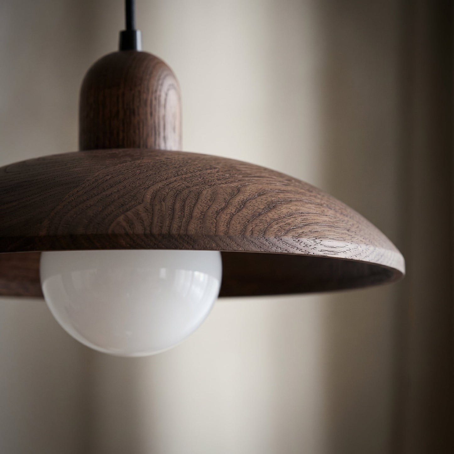 Kolekcja Wabi-Sabi | Lampa wisząca z drewna orzechowego z delikatnym światłem ambientowym | Minimalistyczny design dla spokojnych i relaksujących wnętrz