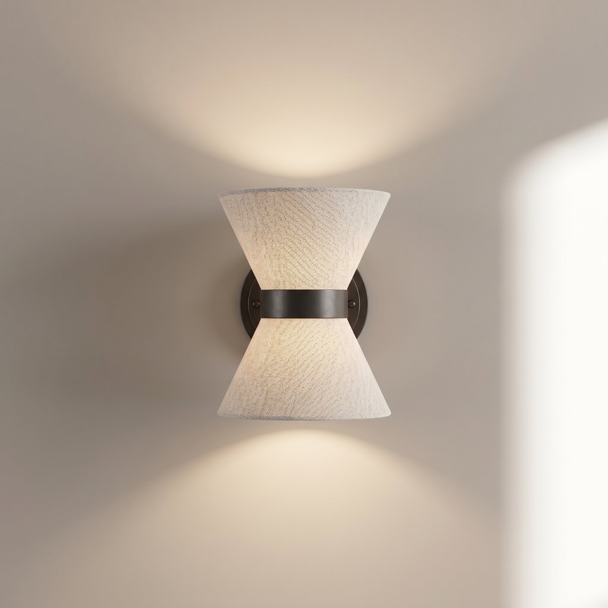 Kolekcja Wabi Sabi | Jedwabna lampa ścienna o asymetrycznym designie | Miękkie, nastrojowe oświetlenie