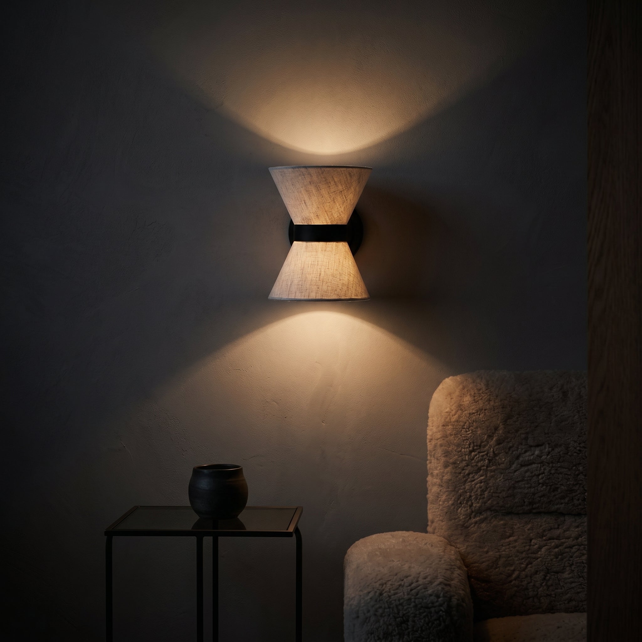 Kolekcja Wabi Sabi | Jedwabna lampa ścienna o asymetrycznym designie | Miękkie, nastrojowe oświetlenie