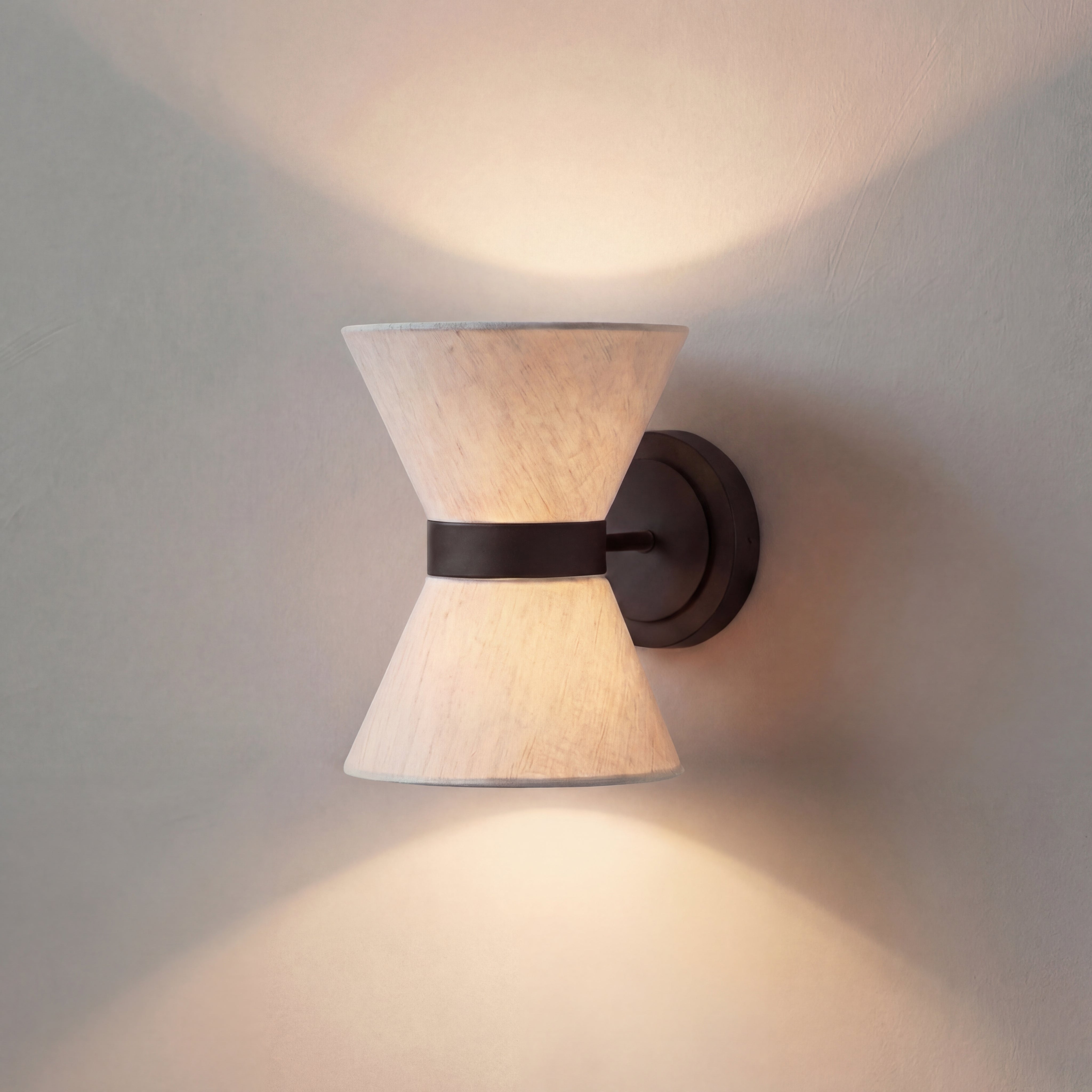 Kolekcja Wabi Sabi | Jedwabna lampa ścienna o asymetrycznym designie | Miękkie, nastrojowe oświetlenie