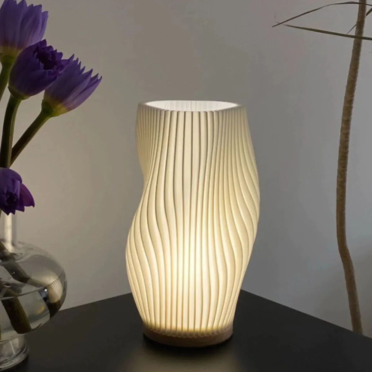 Wavecrest | Ściemnialna lampa stołowa o eleganckim designie | Zasilanie USB dla stylowej atmosfery