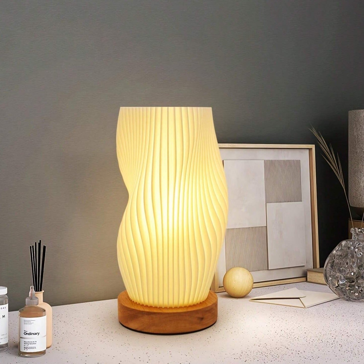 Wavecrest | Ściemnialna lampa stołowa o eleganckim designie | Zasilanie USB dla stylowej atmosfery