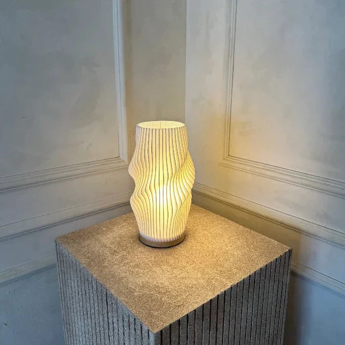 Wavecrest | Ściemnialna lampa stołowa o eleganckim designie | Zasilanie USB dla stylowej atmosfery